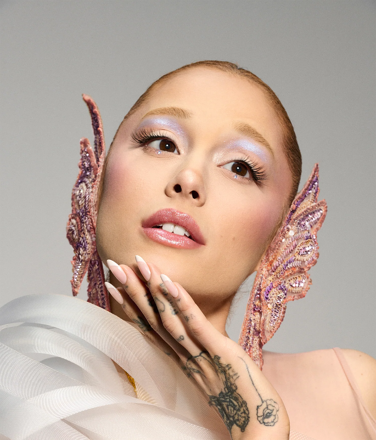 r.e.m. beauty x Wicked: For Good Glinda Makeup Set - Image 4